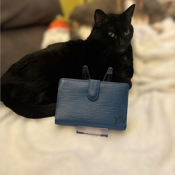Louis Vuitton Epi Porte Monnaie Viennois Wallet in Toledo Blue - Picture 14 of 14
